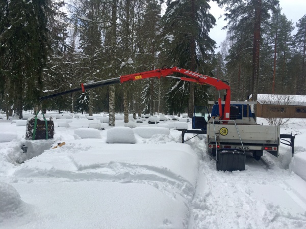 Kaivertaja Karppisen nosturiauto
